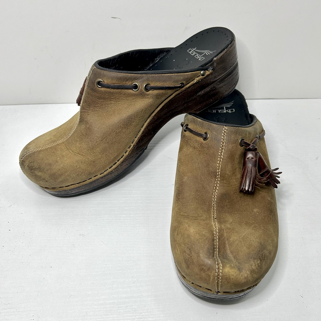 Dansko Shannon Milled Nubuck Tan Brown Leather Tassel Mule Clog Sz 39 Eu.8.5 Us